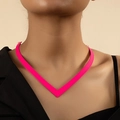 Neonroze V-vormige choker ketting met een strakke matte afwerking voor dames - Rozerood