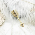 Detalle del colgante de flecha de oro 18K con microincrustaciones de circonitas para joyas - Flecha de Circonita Azul