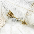 Elegante colgante de flecha bañado en oro de 18K con micro-pave cristales sobre plumas - Flecha Grande