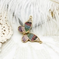 Vue macro d'un pendentif papillon plaqué or 18 carats avec des zircons multicolores - Double Crochet Papillon Multicolore