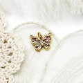 Détail macro du pendentif papillon doré 18K avec incrustations de zircons cubiques - Crochet Simple Petit Papillon Zircone Blanche