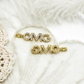 Vue macro détaillée du pendentif OMG plaqué or 18 carats avec micro-incrustation pavée - Lettre OMG