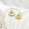 Detail von 18K vergoldeten geometrischen Dreiecksanhängern mit weißer Muschel für DIY - Dreieck