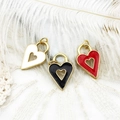 Dettaglio di ciondoli a cuore in smalto bianco, nero e rosso placcati in oro 18K - Cuore Nero