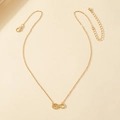 Détail du collier cœur infini doré avec fermoir mousqueton et chaînette de réglage pratique - Or