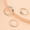 Driedelige zilveren minimalistische ringenset met hartmotief en ME-gravure op roze achtergrond - ME Hart Combinatie (j031)