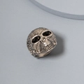 Detailansicht eines Punk-Totenkopfrings mit Rankenmuster und schwarzen Edelsteinen - Silber mit schwarzem Zirkon / Silber