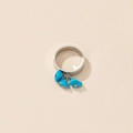 Détail de la bague en argent ornée de trois pierres naturelles bleu clair suspendues - US 7 / Bleu