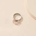 Détail d'une bague argentée avec trois pierres roses irrégulières en pendentif - US 7 / Rose