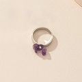 Vue détaillée d'une bague en métal argenté avec trois éclats de pierre d'améthyste violets - US 7 / Violet