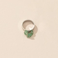 Détail d'une bague argentée avec trois breloques pendantes en pierre naturelle verte - US 7 / Vert