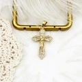 Dettaglio del ciondolo crocefisso Gesù dorato con cristalli di zirconia cubica micro-pavè - No.2 Croce Rilievo Gesù (K032) / 20.5*34.5mm