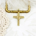 Dettaglio del ciondolo a croce placcato oro 18K con rilievo Vergine Maria e trama corda - No.3 Croce Rilievo Vergine Maria (K032) / 26*36mm