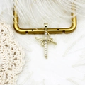 Dettaglio del ciondolo a croce placcato oro 18K con zirconi su sfondo elegante - No.4 Croce Strass Minimalista (K032) / 21.5*28.5mm