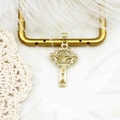 Dettaglio di un ciondolo a croce placcato oro 18K con zirconi e intagli a cuore - No.1 Croce del Crocifisso (K032) / 19*32.5mm