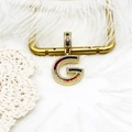 Détail du pendentif lettre G plaqué or avec des pierres de zircone multicolores - S1 / Lettre G