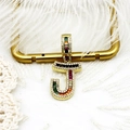 Vue détaillée du pendentif lettre J serti de zircons arc-en-ciel plaqué or 18k - S1 / Lettre J
