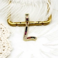 Détail du pendentif lettre L avec zircons colorés sertis et placage en or 18 carats - S1 / L