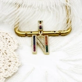 Vue macro du pendentif lettre N plaqué or avec cristaux colorés et zircons blancs - S1 / Lettre N
