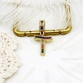 Détail macro du pendentif en zircon arc-en-ciel plaqué or avec accents de plumes - S1 / Lettre T