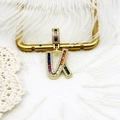 Vue macro du pendentif lettre K serti de zircons colorés avec placage en or 18 carats - S1 / Lettre U