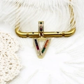 Gros plan détaillé du pendentif en V doré avec pierres multicolores et pavé de diamants - S1 / Lettre V