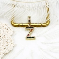 Détail du pendentif lettre Z plaqué or avec des pierres de zircone arc-en-ciel colorées - S1 / Lettre Z