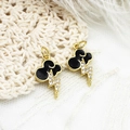 Macro detail van onweerswolk hangers met zwart emaille en zirkoon voor DIY sieraden - Bliksemwolk