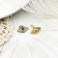 Detalle macro de colgante de ojo turco chapado en oro 18k con circón azul y reverso de panal - S1 / Ojo Rectangular Circonita Azul