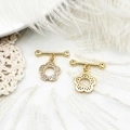 Detail of flower-shaped gold piercing jewelry with white cubic zirconia on lace - S1 / Zirconia Five-Petal Flower