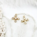 Dettaglio macro del ciondolo a croce placcato oro 18K con zirconi per gioielli fai-da-te - Croce a Petali / Forma di Fiore a Quattro Petali