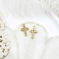 Dettaglio macro dei ciondoli a croce in zircone placcati oro 18K con design traforato - Croce Piccola Micro Intarsiata