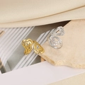 Minimalistische herzförmige offene Ringe in Gold und Silber mit gehämmerter Metalltextur - Überlappendes Doppelherz (JZ7656)