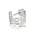 Vue détaillée d'un bracelet manchette évidé irrégulier avec dimensions 59mm sur 44mm - Style de Texture de Branche de Corail (B1811P)