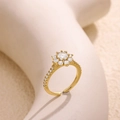 Macro detail van 18K gouden bloemring met zirkonia cluster en pavé-zetting - Pavé Bloemcluster Stijl (G9208587)