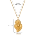 Vista dettagliata del ciondolo a cuore placcato oro 18K con trama a rilievo e misure - Stile Sacro Cuore Fiamma (N07381)