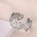 Bracciale rigido aperto in acciaio inossidabile argento lucido con motivi a cuore - Design a Cuore Continuo (P10302171)