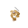 Anillo de flor en acero inoxidable chapado en oro con piedra mármol y diseño floral 17mm - Anillo de Flor Hueca con Textura de Mármol (JZ8831G)