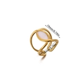 Detalle del anillo de titanio dorado con diseño cruzado y detalles de piedras blancas - Anillo Cruzado Incrustado Marquee (JZ8758G)