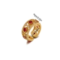 Detalle que muestra el ancho de 9mm y diámetro de 17mm del anillo floral vintage - Anillo Abierto de Piedra Roja Hueca Vintage (JZ8868G)