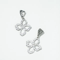 Pendientes de flores de metal martillado plateado con diseño de trébol calado - Plateado (E0426)