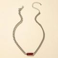 Detailansicht der asymmetrischen Silberkette mit rotem Kristall und Kuba-Ketten - Rote Perle Stil / Silber