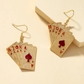 Detail von goldenen Spielkarten-Ohrringen mit Royal-Flush-Design und roter Emaille-Optik - Poker Ohrhaken (Gold) / Goldene Ohrringe