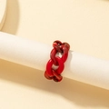 Detaillierte Makroansicht eines roten Harzrings in Kettenform mit Marmorierung - Einheitsgröße / J024 Roter Ring