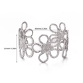 Vue détaillée du bracelet jonc argenté avec motifs floraux ajourés et ses dimensions - Style de Fleur à Cinq Pétales Évidée (B2187P)