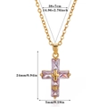 Collana a croce dorata con zirconi viola che mostra la lunghezza e le misure del pendente - Viola Chiaro (3)