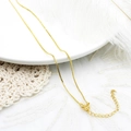 Detail van 18K vergulde ketting met karabijnsluiting op een elegante witte achtergrond - Nr.2 Gedraaide Touwketting (Goud)