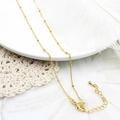 Gedetailleerde macro-opname van 18K vergulde ketting met kralen en kreeftsluiting - No.4 Beaded Satellite Chain (Gold)