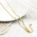 Detail van de 18K vergulde slangenketting met karabijnsluiting en verstelbare verlengketting - No.8 Snake Bone Chain (Gold/Stainless Steel)
