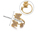 Detalle macro que muestra dimensiones del anillo de mariposa dorado con circonitas finas - Estilo Tres Mariposas Lleno de Diamantes de Imitación (JZ8477)